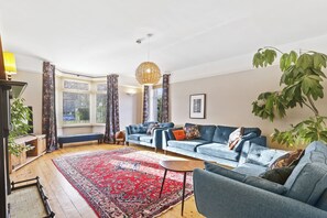 하우스 | 거실 | 디지털 채널 시청이 가능한 30인치 TV