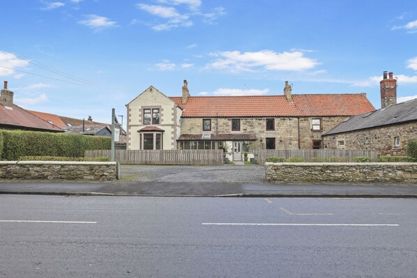 Vista frontal de la propiedad