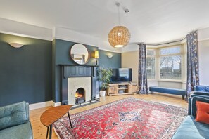 하우스 | 거실 | 디지털 채널 시청이 가능한 30인치 TV