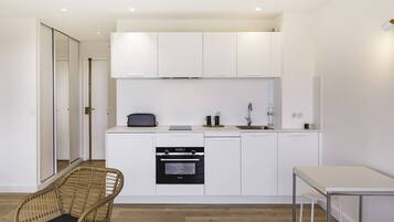 Micro-ondes, four, lave-vaisselle, cafetiĂšre/bouilloire