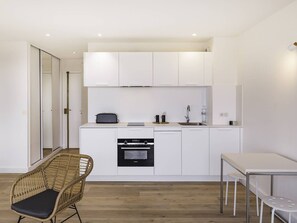 Microwave, oven, dishwasher, coffee/tea maker