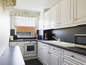 Kühlschrank, Mikrowelle, Ofen, Wasserkocher mit Kaffee-/Teezubehör