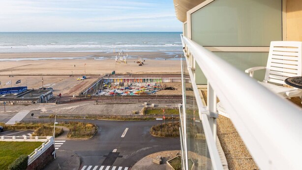 A balcony with a view of the beach and a parking area. - Apartment with Terrace and Parking in Le Touquet (Le Touquet-Paris-Plage)