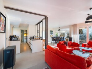 Televisión y chimenea 