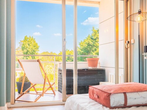 Bright apartment with separate kitchen - Near the beach