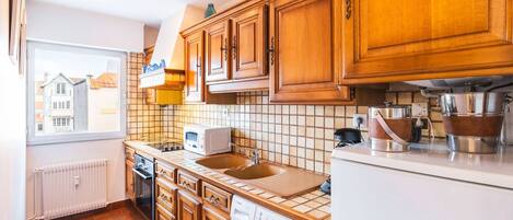 Een koelkast, een microgolfoven, een oven