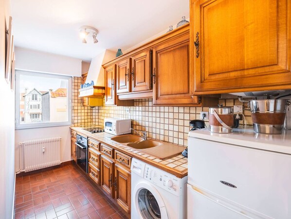 Fridge, microwave, oven, coffee/tea maker