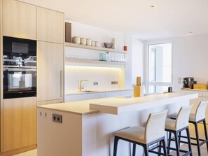 Een microgolfoven, een oven, een koffiezetapparaat/waterkoker