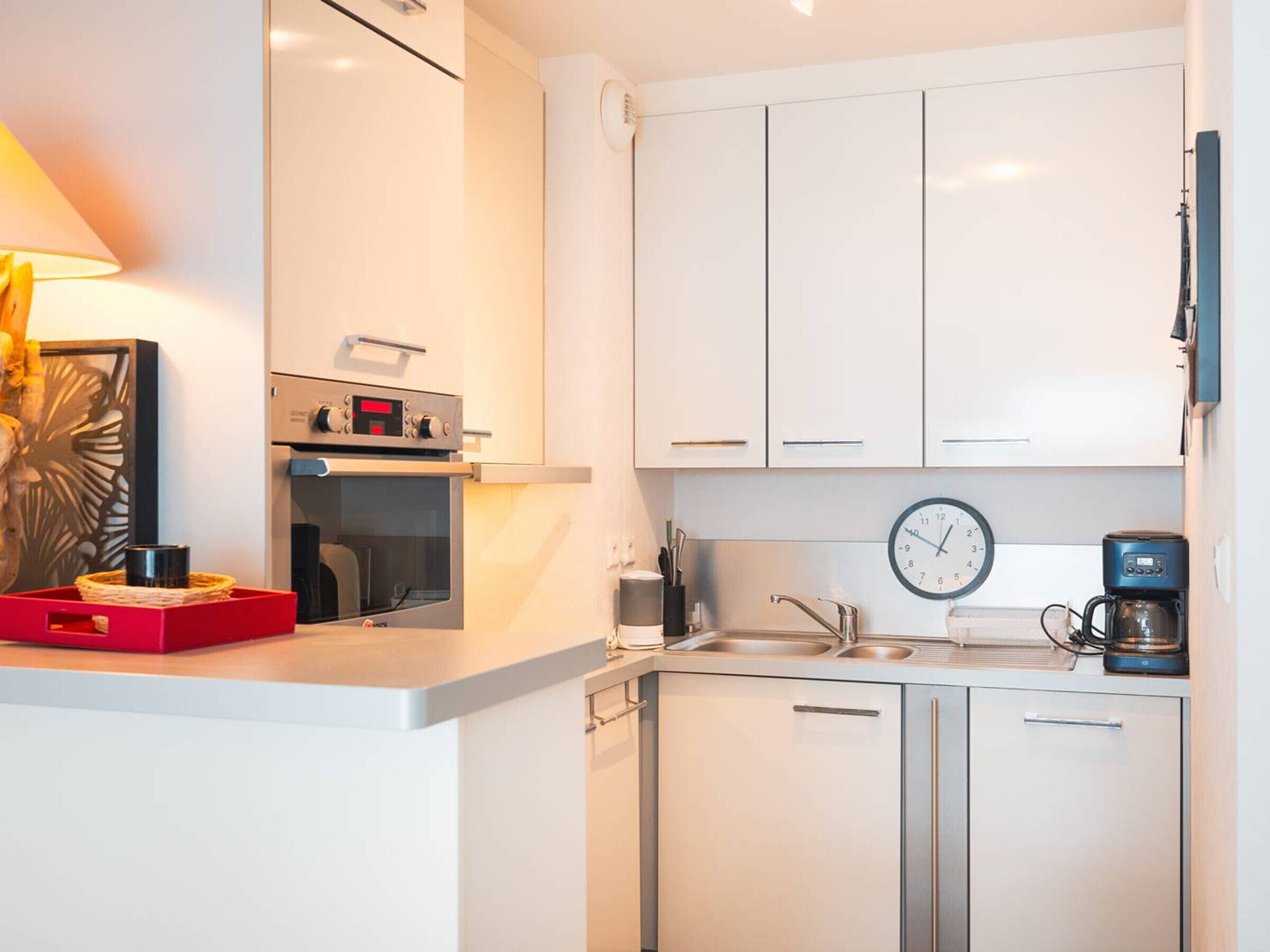 Refrigerador, microondas, lavavajillas y cafetera y tetera 