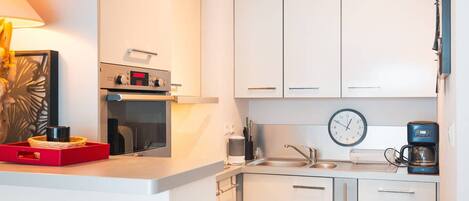 Refrigerador, microondas, lavavajillas y cafetera y tetera