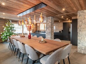 Dining - Luxury Chalet in Les Gets - 5 Bedrooms, Jacuzzi, Pets Allowed, Parking (Les Gets)