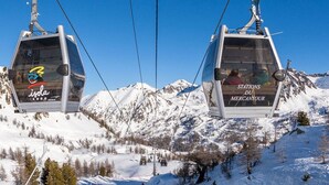 Two cable cars labeled "Isola 2000" and "Stations du Monttour" against a backdrop of snow-covered mountains and clear blue sky. - Cozy studio at the foot of the slopes with terrace (Isola 2000)