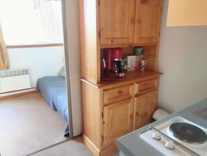 Kühlschrank, Mikrowelle, Wasserkocher mit Kaffee-/Teezubehör