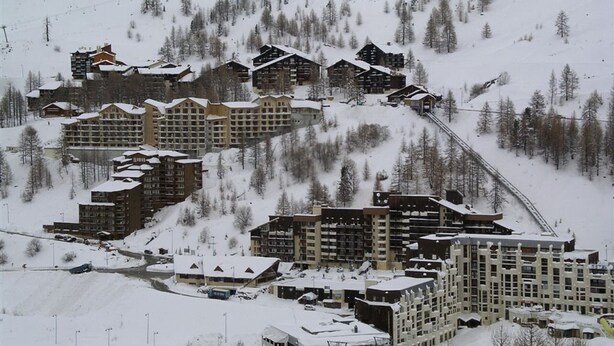 A snow-covered ski resort with multiple buildings, including a large hotel with multiple floors and a smaller lodge. - Cozy 2-room near slopes at Isola 2000 (Isola 2000)
