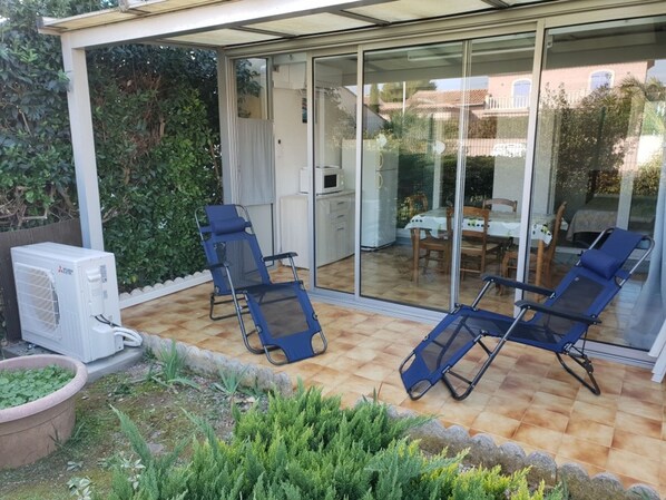 Terrace/patio - Cozy 1BR with garden, air conditioning and parking in Balaruc-les-Bains (Balaruc-les-Bains)