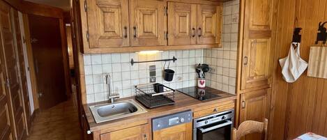 Refrigerador, microondas, lavavajillas, cafetera/tetera