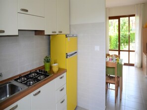 Kühlschrank, Mikrowelle, Herdplatte, Wasserkocher mit Kaffee-/Teezubehör