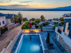 A swimming pool with a view of a lake and mountains in the background. - Villa Novigrad Zadar Villas (Novigrad)