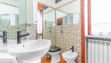 Asciugacapelli, bidet, asciugamani, sapone