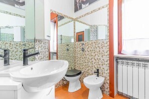 Hair dryer, bidet, towels, soap - Moncler House Navigli (Milano)