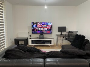 Apartment | Living area | TV - 2 Bed-sleeps4-parking-balcony-nearcitycentre (London)