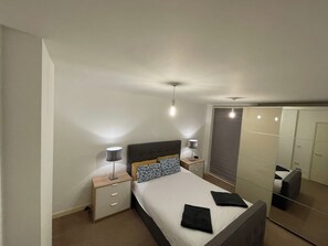 Apartment | 2 bedrooms, iron/ironing board, free WiFi, bed sheets - 2 Bed-sleeps4-parking-balcony-nearcitycentre (London)