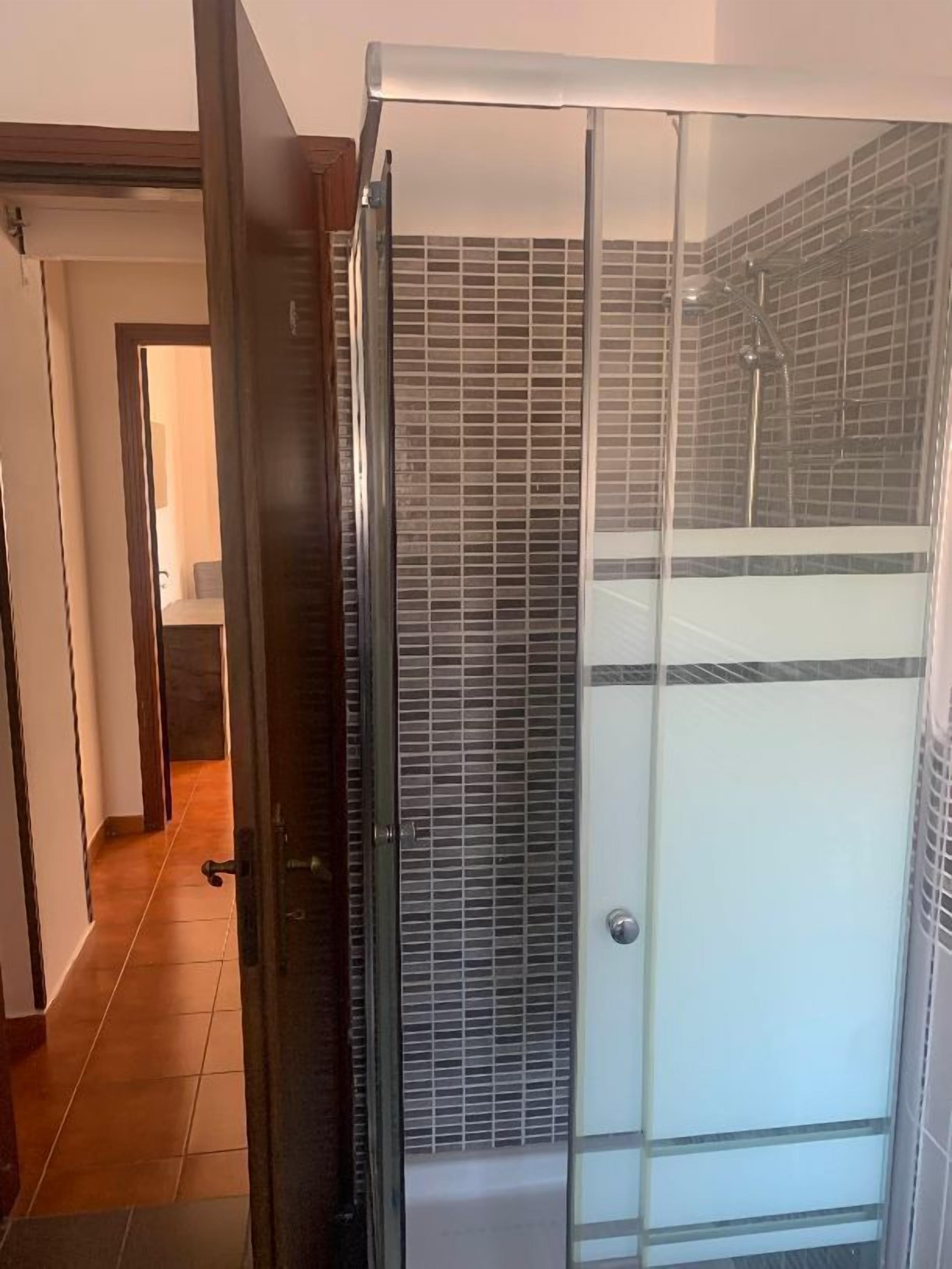 Condo luxo, vista para a cidade | Banheiro | Toalhas de banho, sabonete, shampoo, papel higiênico