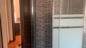 Condo luxo, vista para a cidade | Banheiro | Toalhas de banho, sabonete, shampoo, papel higiênico