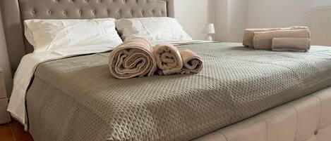 Condo Deluxe, vue sur la ville | SystĂšme dâinsonorisation, fer et planche Ă repasser