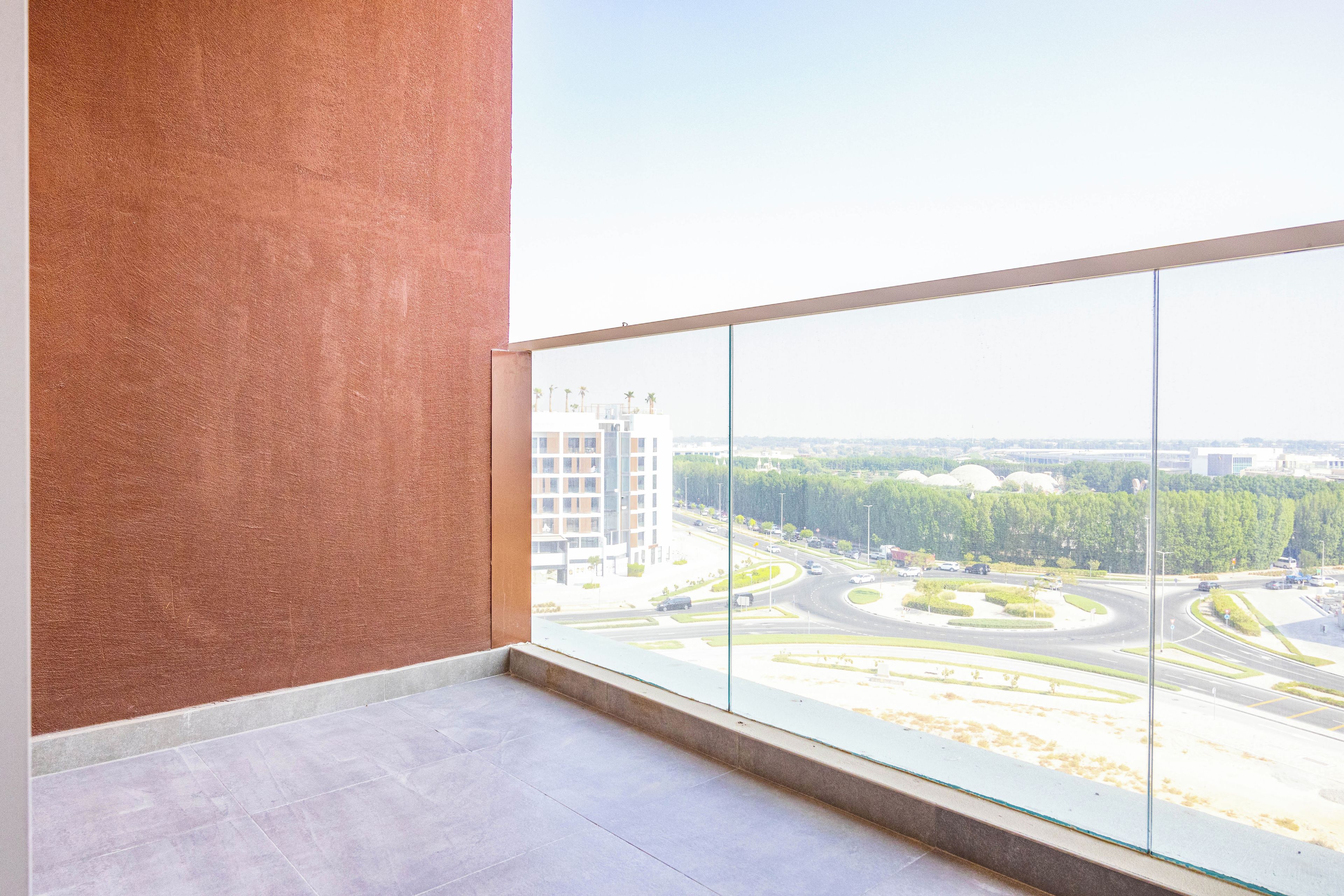 Un balcon offrant une vue dégagée sur le paysage urbain, avec les rues et les bâtiments en particulier.