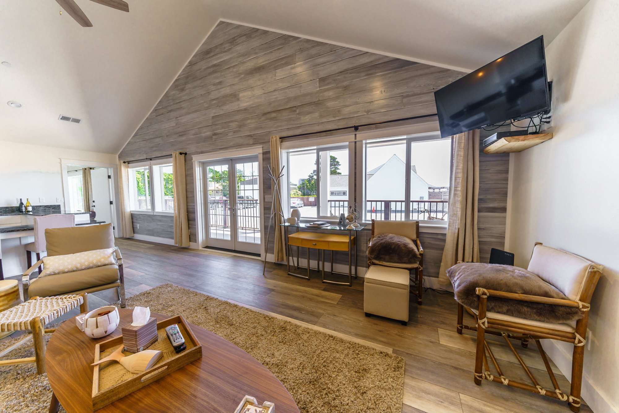 Televisie, een open haard, een dvd-speler en boeken