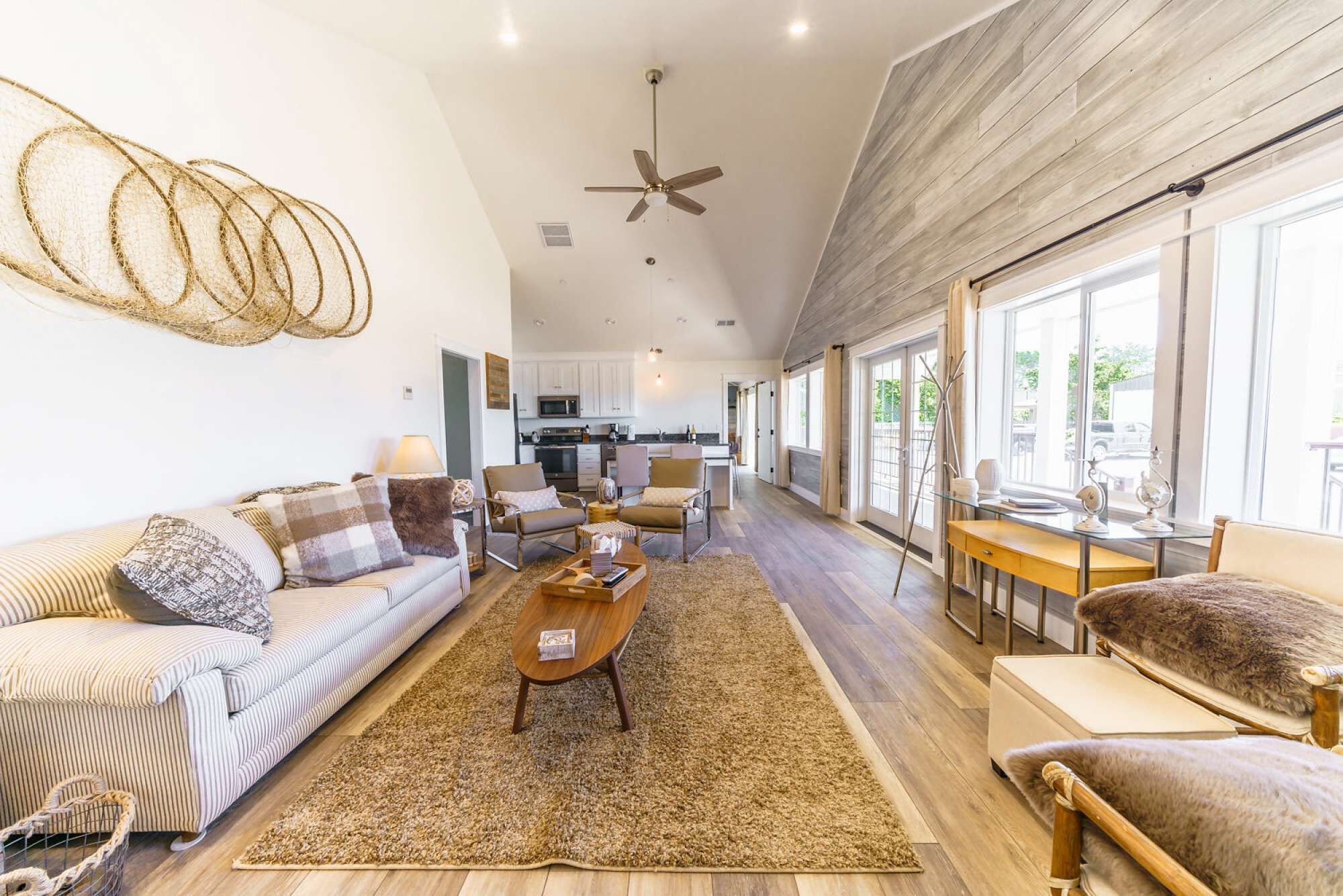 TV, peis, DVD-spiller og bøker