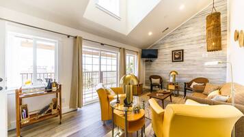 TV, fireplace, DVD player, books