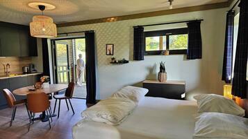 1 bedroom, bed sheets