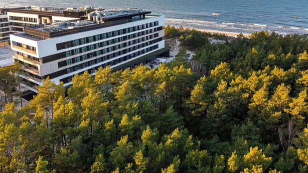 A modern hotel with a rooftop terrace overlooking the sea, surrounded by dense forest. - Shellter Hotel Resort & Spa (Trzebiatow)