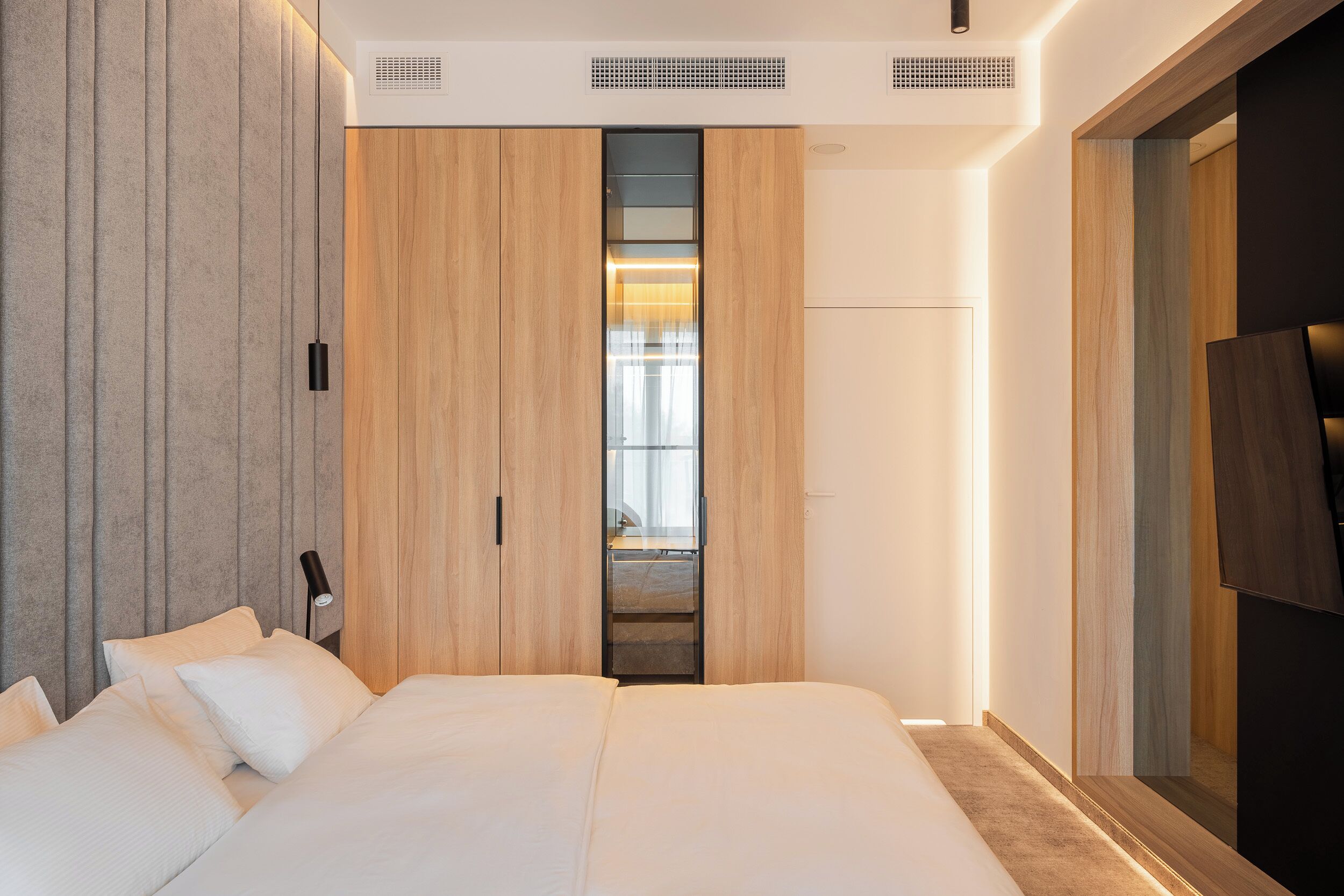 Hypo-allergenic bedding, in-room safe, desk, laptop workspace