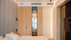A modern bedroom with a bed, a wardrobe, and a TV. - Shellter Hotel Resort & Spa (Trzebiatow)