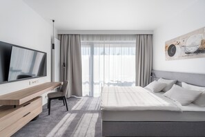 Peralatan tempat tidur hipoalergenik, peti besi dalam bilik, meja 