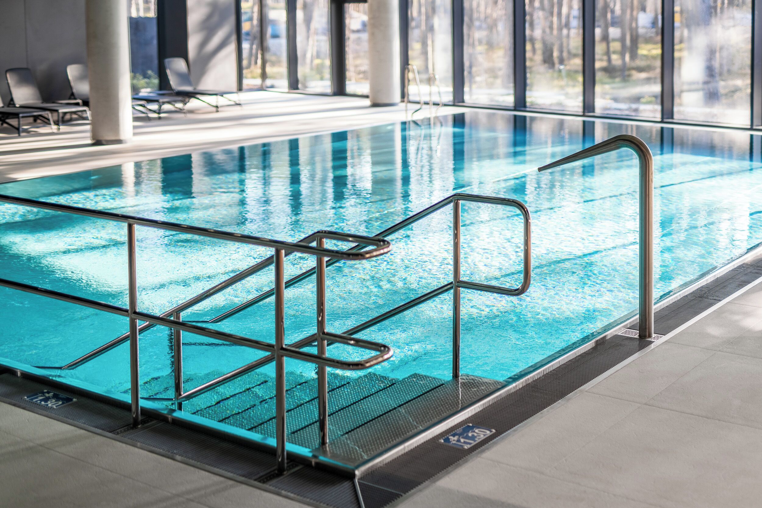 Piscine couverte, piscine extérieure, chaises longues