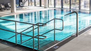 Piscine couverte, piscine extérieure, chaises longues