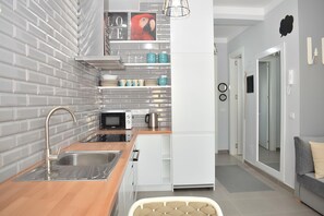 Geladeira, micro-ondas, fogão, cooktop