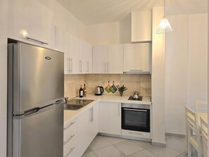 Fridge, oven, stovetop, cookware/dishes/utensils