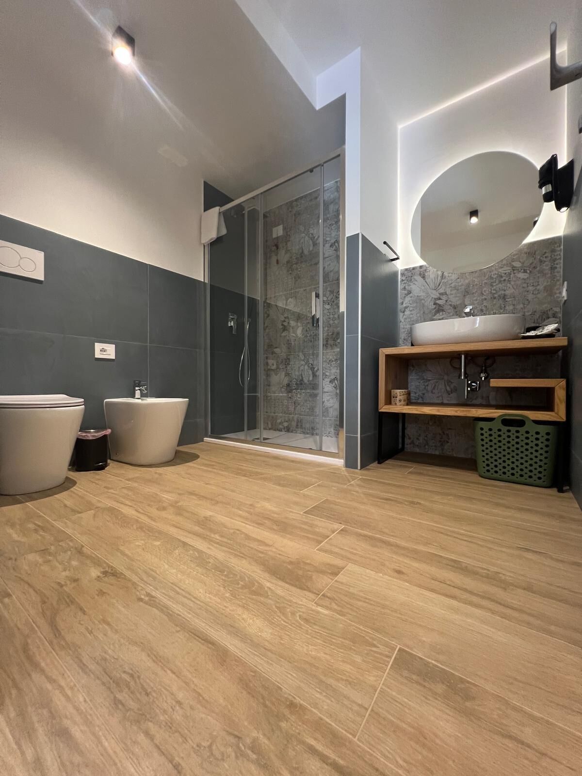 コンフォート ダブルまたはツインルーム パティオ コートヤードビュー | セーフティボックス (室内)、デスク、遮光カーテン、WiFi (無料)