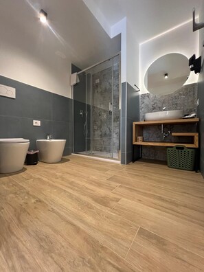 Habitación Confort con 1 cama doble o 2 individuales, patio, vistas al patio | Caja fuerte, escritorio, cortinas opacas y wifi gratis