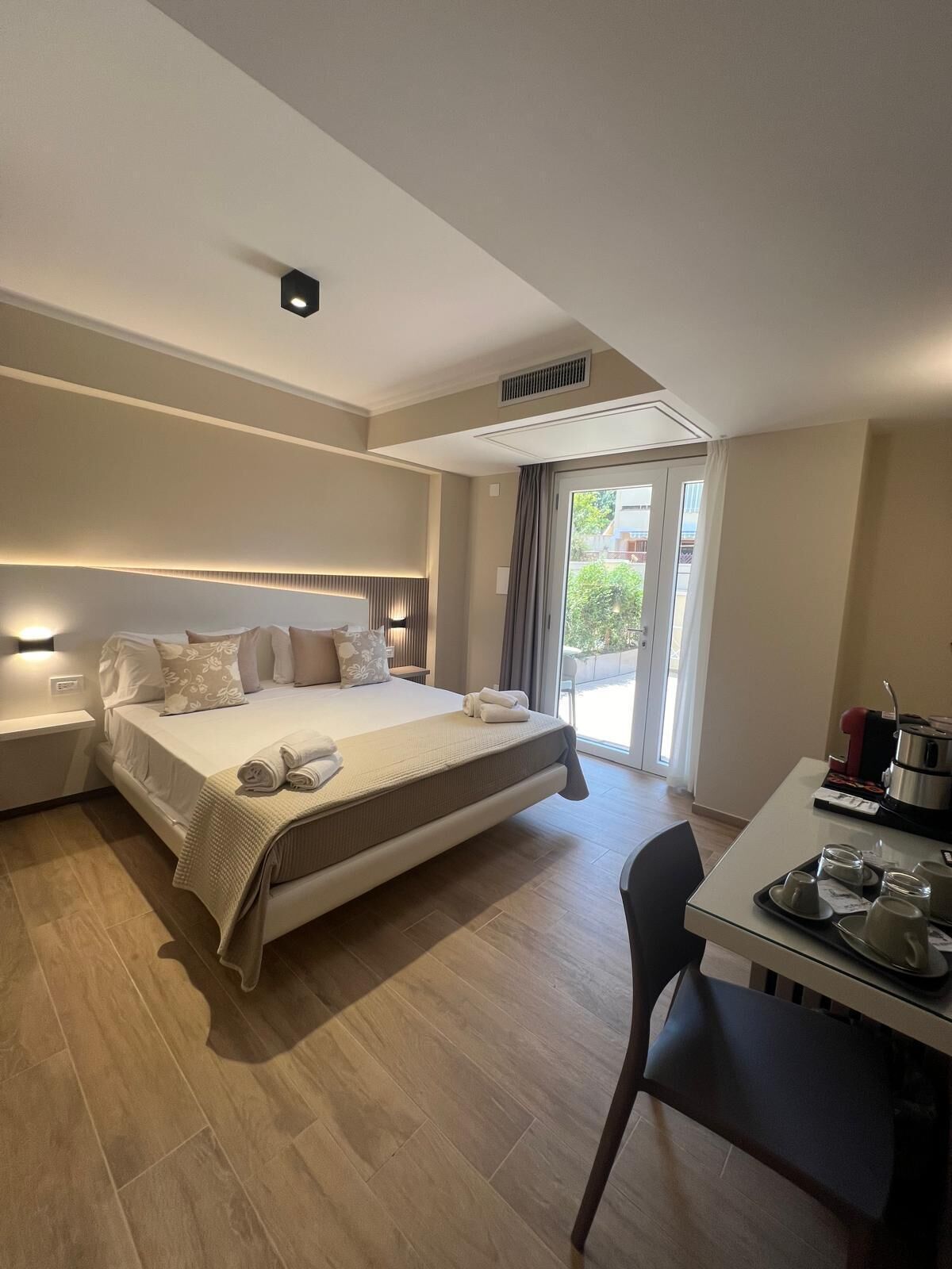 Comfort-Zimmer, Terrasse, Blick auf den Innenhof | Zimmersafe, Schreibtisch, Verdunkelungsvorhänge, kostenloses WLAN