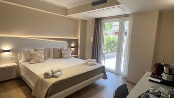 Comfort-Zimmer, Terrasse, Blick auf den Innenhof | Zimmersafe, Schreibtisch, VerdunkelungsvorhÀnge, kostenloses WLAN