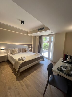 Comfort-Zimmer, Terrasse, Blick auf den Innenhof | Zimmersafe, Schreibtisch, Verdunkelungsvorhänge, kostenloses WLAN