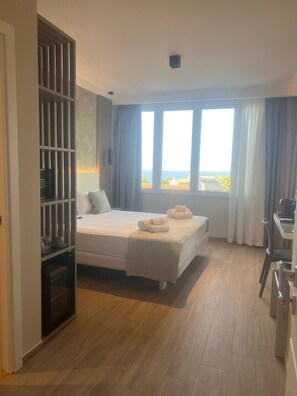 Deluxe-Doppel- oder -Zweibettzimmer | Zimmersafe, Schreibtisch, Verdunkelungsvorhänge, kostenloses WLAN