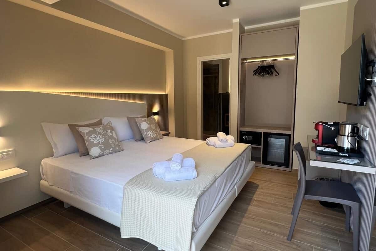 Comfort Double or Twin Room, Patio, Courtyard View | Peti besi dalam bilik, meja, langsir/tirai gelap terus, Wi-fi percuma