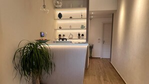 A modern kitchen with a central island, pendant lighting, and a potted plant. - Residenza Gurnea - Free Private Parking (Tropea)